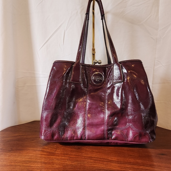 Spotless deep plum "Nora" Kisslock in patent leather. - Picture 2 of 11